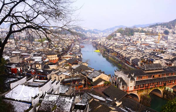 湖南湘西：白雪扮靚古城