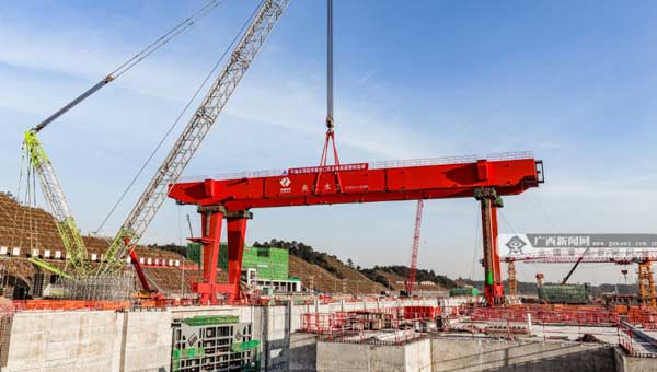 平陸運河青年樞紐船閘首臺門機設備完成吊裝